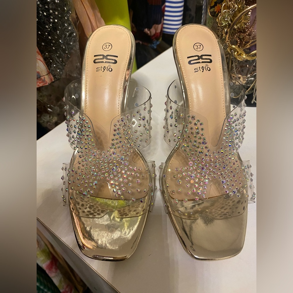 Beautiful Clear & Rhinestone Heels New! 💎💖